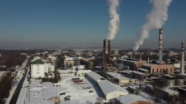 Endüstriyel bir fabrikanın üzerinde uçan bir İHA 'nın hava görüntüsü. Tesisat boruları.