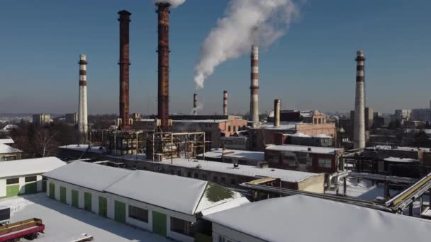 从空中俯瞰一架无人驾驶飞机飞越一座工业厂房 植物管 — 图库视频影像