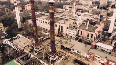 Endüstriyel bir fabrikanın üzerinde uçan bir İHA 'nın hava görüntüsü. Tesisat boruları.