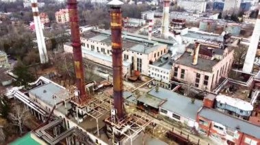 Endüstriyel bir fabrikanın üzerinde uçan bir İHA 'nın hava görüntüsü. Tesisat boruları.