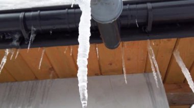 Buz saçaklarından damlayan su.