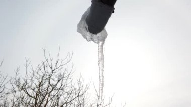 Buz saçaklarından damlayan su.