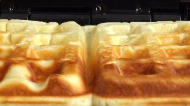 Waffle ızgarasında waffle hazırlama.