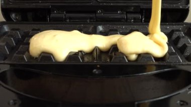 Waffle ızgarasında waffle hazırlama.