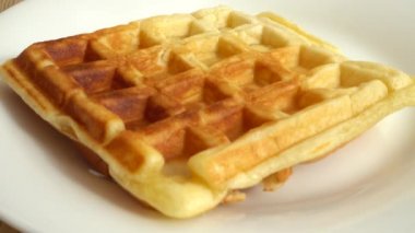 Waffle hazırlığı. Waffle 'lara pudra şekeri serpilmiş..