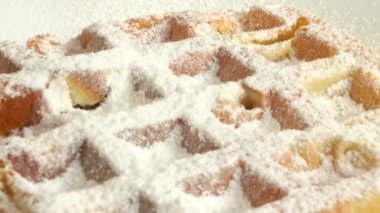 Waffle hazırlığı. Krem şanti waffle 'lara uygulanır..