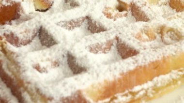 Waffle hazırlığı. Krem şanti waffle 'lara uygulanır..