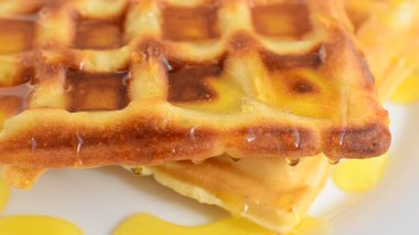Waffle hazırlığı. Waffle 'lar balla sulanır.