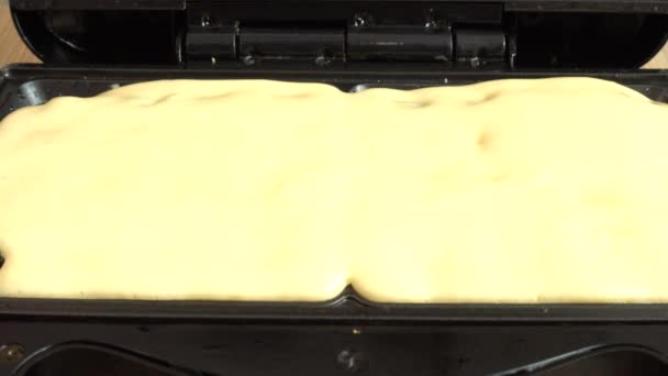 Preparazione Cialde Waffle Ferro — Video Stock