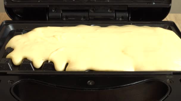 Preparazione Cialde Waffle Ferro — Video Stock