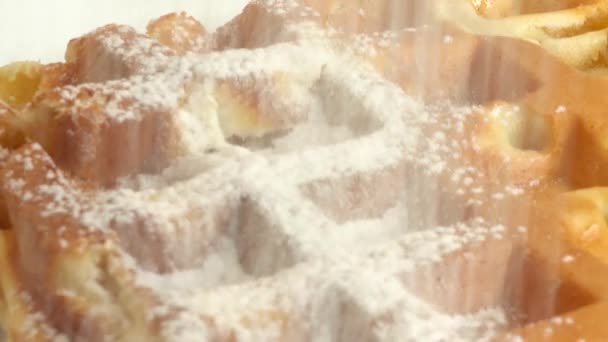 Příprava Vaflí Vafle Jsou Posypány Práškovým Cukrem — Stock video