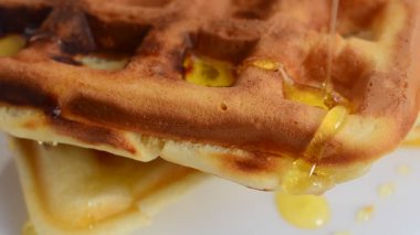 Waffle hazırlığı. Waffle 'lar balla sulanır.