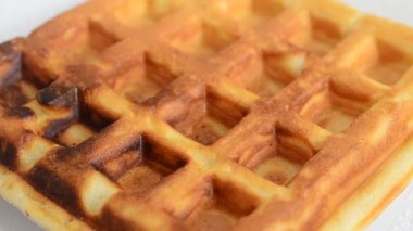 Waffle hazırlığı. Krem şanti waffle 'lara uygulanır..