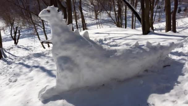 Δεινόσαυρος Από Χιόνι Πυροβολισμοί Στο Πάρκο — Αρχείο Βίντεο