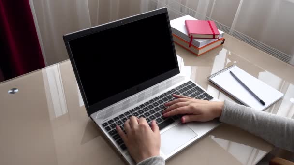 自宅のオフィスでキーボードを手に働く少女 アルファチャンネルが含まれる — ストック動画