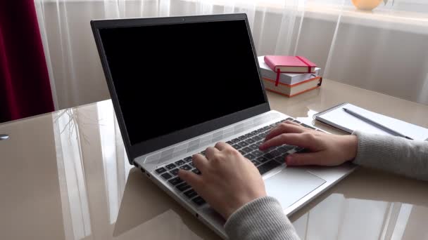 Das Mädchen Das Hause Büro Arbeitet Bedient Die Tastatur Alpha — Stockvideo
