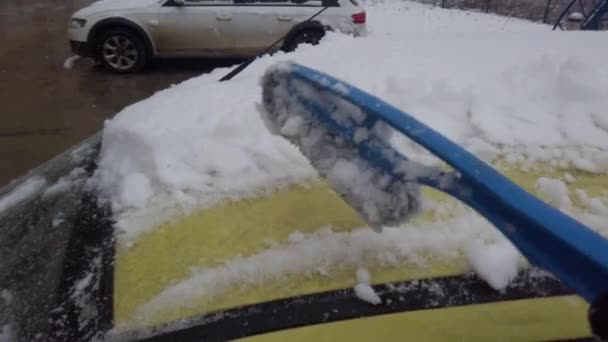 Rengöring Bil Glas Från Snö — Stockvideo