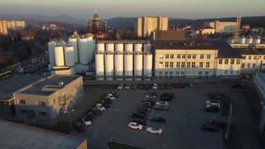 Bira üretim fabrikasının üzerinde uçan bir dronun hava görüntüsü, birkaç sıra tank....