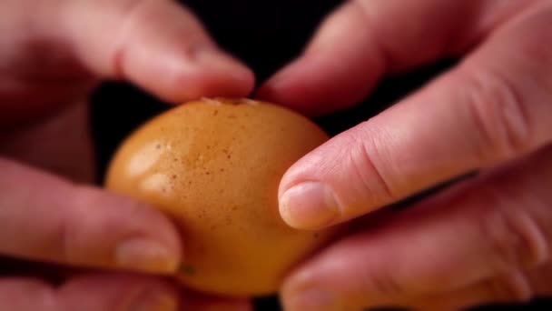 Aşçı Kırık Bir Çiğ Yumurtayı Ortaya Çıkardı — Stok video