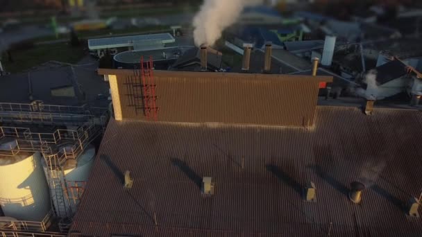 Luchtfoto Van Een Drone Die Bierfabriek Vliegt Meerdere Rijen Tanks — Stockvideo