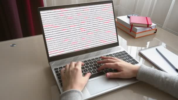 数字背景下的加密货币 程序代码和加密货币的背景 在总公司工作的那个女孩用键盘手 — 图库视频影像