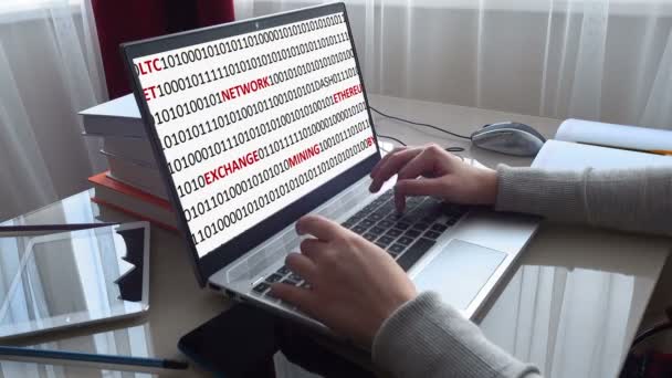 デジタル背景の暗号通貨 プログラムコードと暗号通貨からの背景 キーボードで自宅のオフィスの手で働いている女の子 — ストック動画