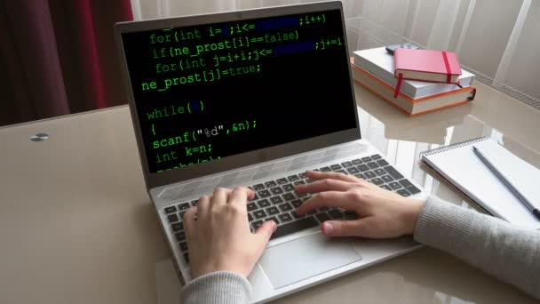 モニター画面上のソースコード キーボードで自宅のオフィスの手で働いている女の子 — ストック動画