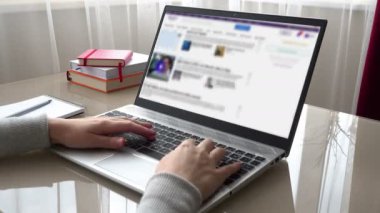Finansal ve iş siteleri, zaman çizelgesi. İnternet sörfü. Odaklanamıyorum.