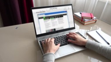 Finansal ve iş siteleri, zaman çizelgesi. İnternet sörfü. Ev işlerinde çalışan klavyede çalışan kız. Odaklanamıyorum.