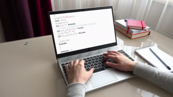 Quellcode Auf Dem Bildschirm Des Monitors Das Mädchen Das Hause — Stockvideo