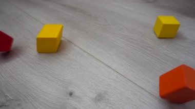 Çocukların tahta figürleri yere düşüyor. Yavaş çekim.