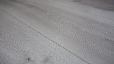 Çocukların tahta figürleri yere düşüyor. Yavaş çekim.