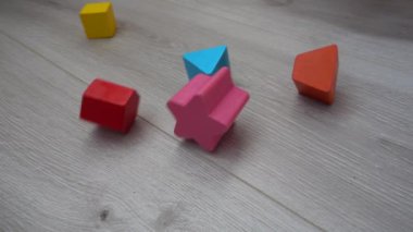 Çocukların tahta figürleri yere düşüyor. Yavaş çekim.