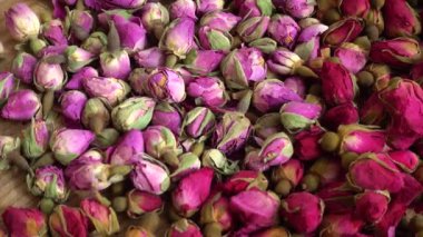 Çiçek çayı, çay yapraklarından gül ve Fransız gülü..