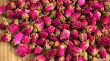 Çayın yapraklarından çiçek çayı..