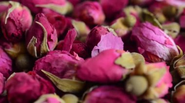 Çayın yapraklarından çiçek çayı..