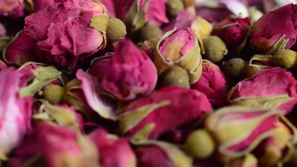 Blütentee Aus Den Blütenblättern Der Teerose Und Der Französischen Rose — Stockvideo