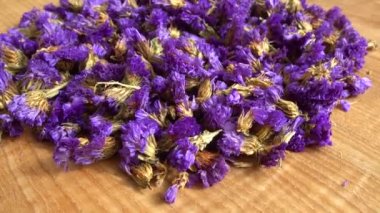 Myosotis çiçeklerinden çay. Hareket halinde çekim.