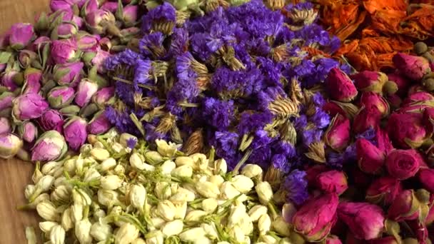 Flower Teas Wooden Board Jasmine Flowers Dianthus Myosotis Lily Petals — Αρχείο Βίντεο