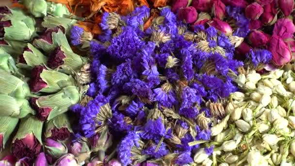 Flower Teas Wooden Board Jasmine Flowers Dianthus Myosotis Lily Petals — Αρχείο Βίντεο