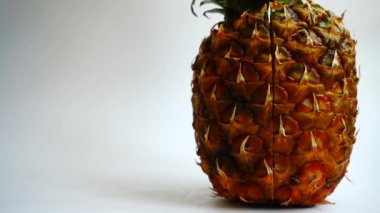 Taze olgun ananas. Beyaz arkaplanda film çekiliyor.