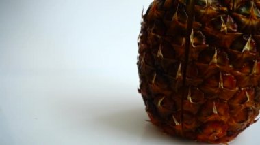 Taze olgun ananas. Beyaz arkaplanda film çekiliyor.
