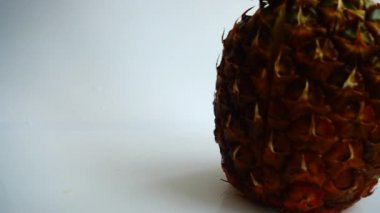 Taze olgun ananas. Beyaz arkaplanda film çekiliyor.