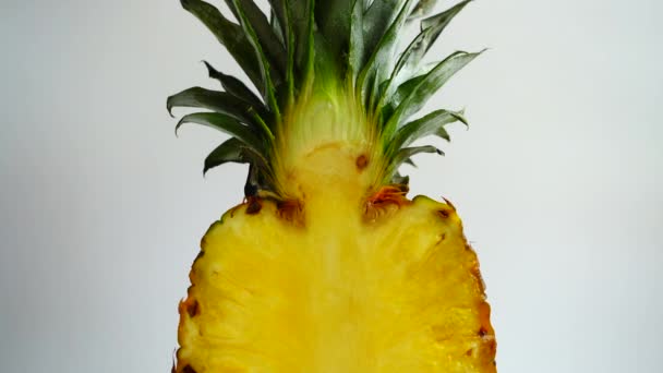 Verse Rijpe Ananas Filmen Een Witte Achtergrond — Stockvideo