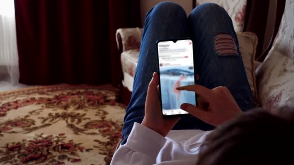 Adolescent Regarde Les Nouvelles Sur Réseau Social Sur Smartphone — Video