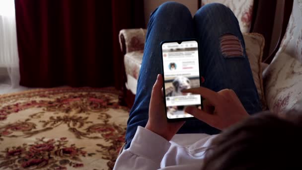 Подросток Смотрит Корм Животными Социальных Сетях Смартфоне — стоковое видео
