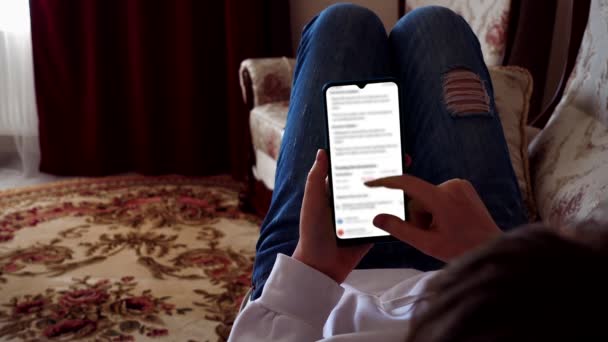 Adolescent Regarde Fil Actualité Sur Smartphone — Video