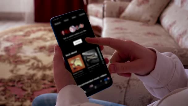 Bir Genç Akıllı Telefondan Dinlemek Için Müzik Seçer Odaklanamıyorum — Stok video