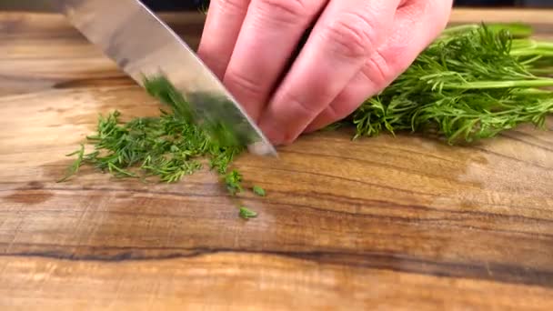 Cocinero Corta Hinojo Una Tabla Cortar Madera — Vídeo de stock