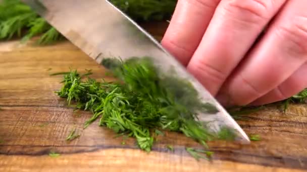 Cozinheiro Corta Funcho Uma Tábua Corte Madeira — Vídeo de Stock